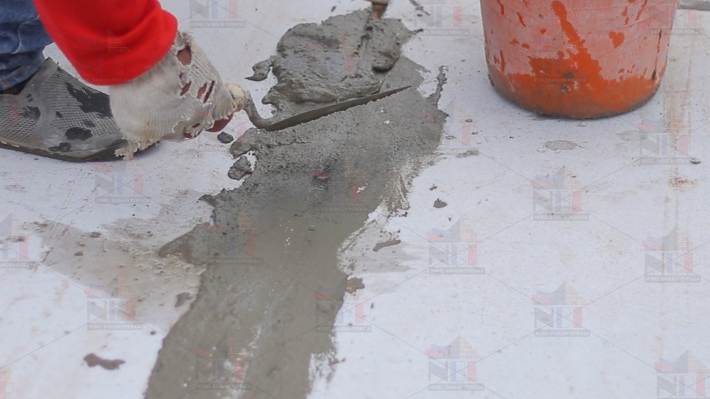 aplikasi grouting pada celah panel lantai
